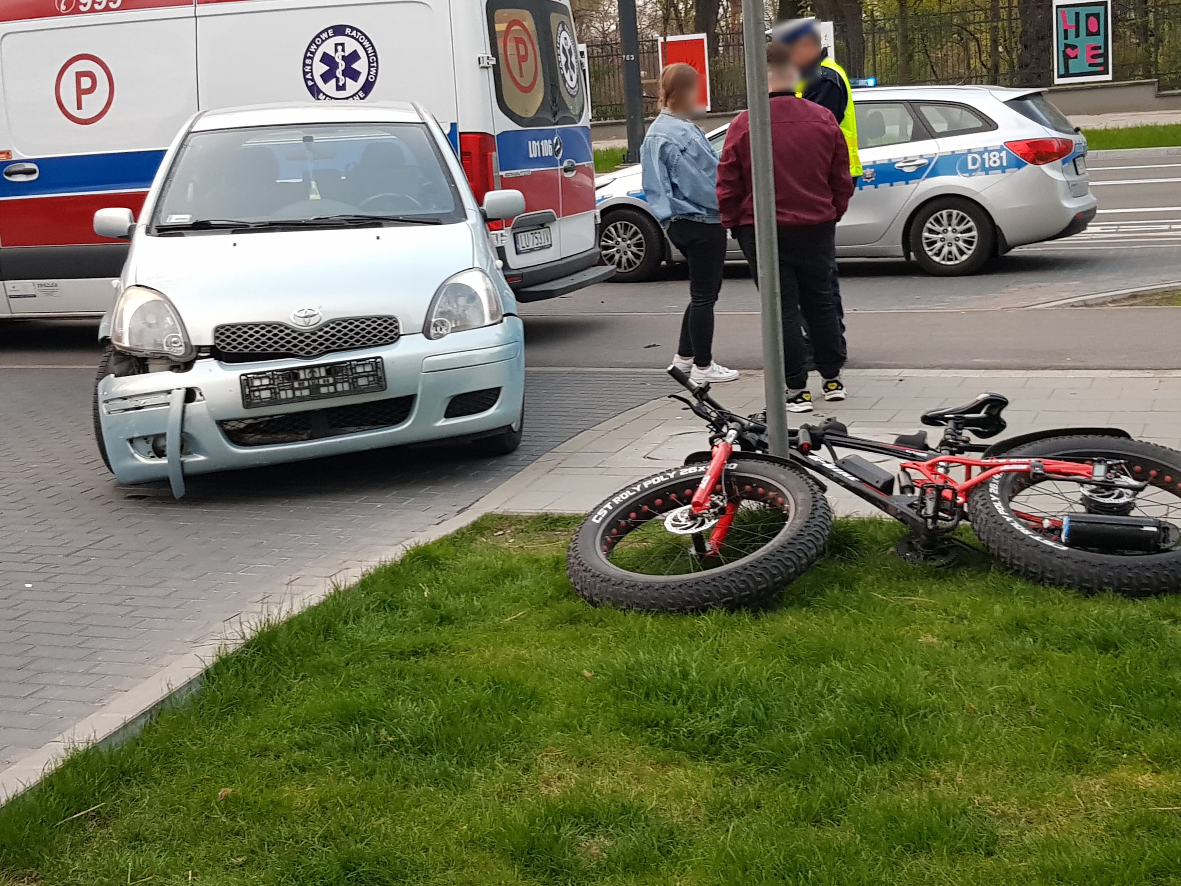 Skręcając w prawo zajechała drogę rowerzyście. Mężczyzna został ranny, trafił do szpitala (zdjęcia)