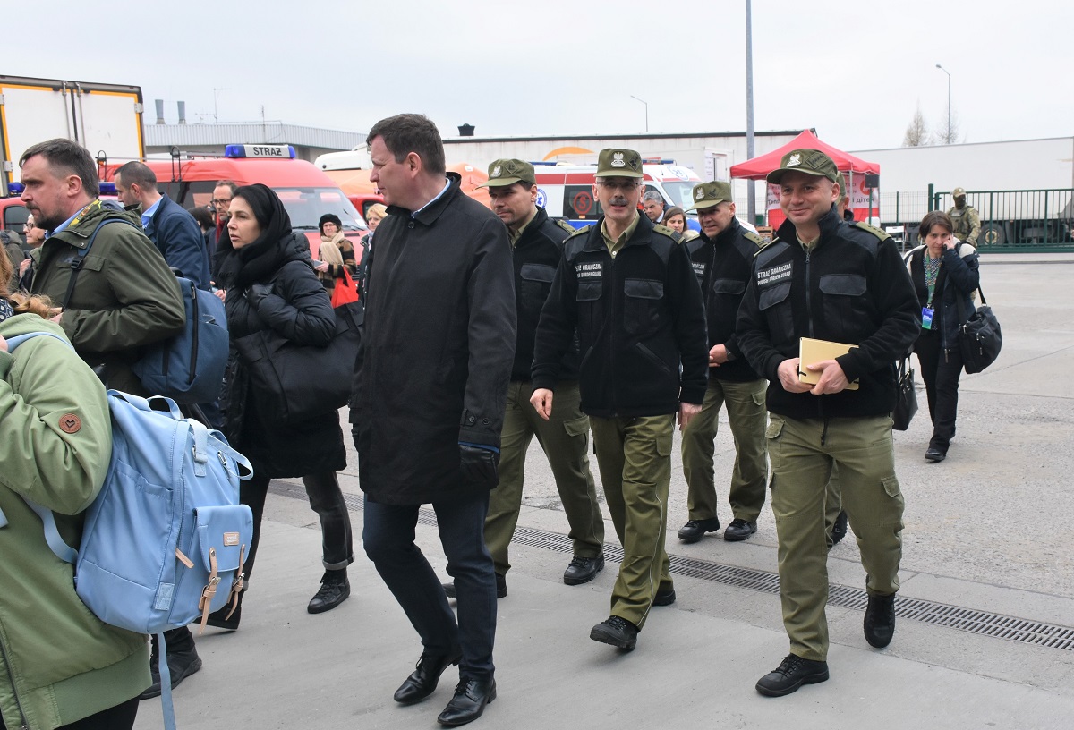 Marszałek Sejmu Elżbieta Witek z wizytą na przejściu granicznym w Dorohusku oraz w Centrum Pomocy Humanitarnej (zdjęcia)