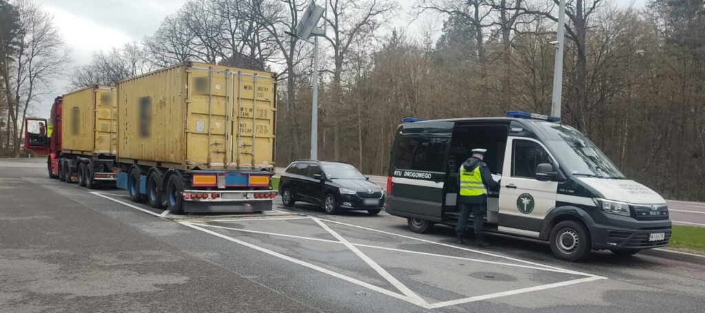 Pojazd był przeciążony o ponad 18 ton. Przewoźnikowi grozi za to gigantyczna kara (zdjęcia)