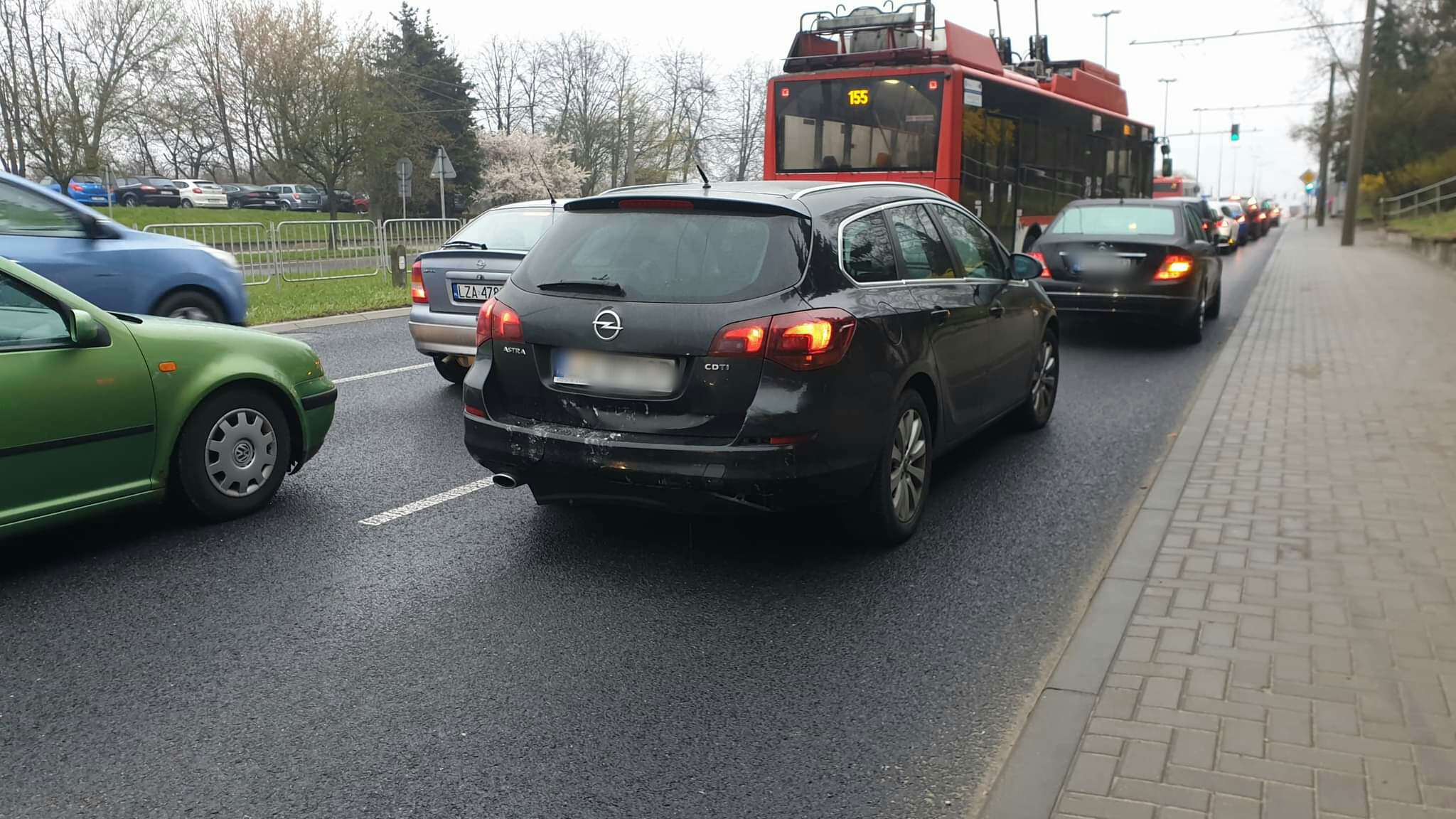 Zderzenie dwóch pojazdów przed przejściem dla pieszych (zdjęcia)