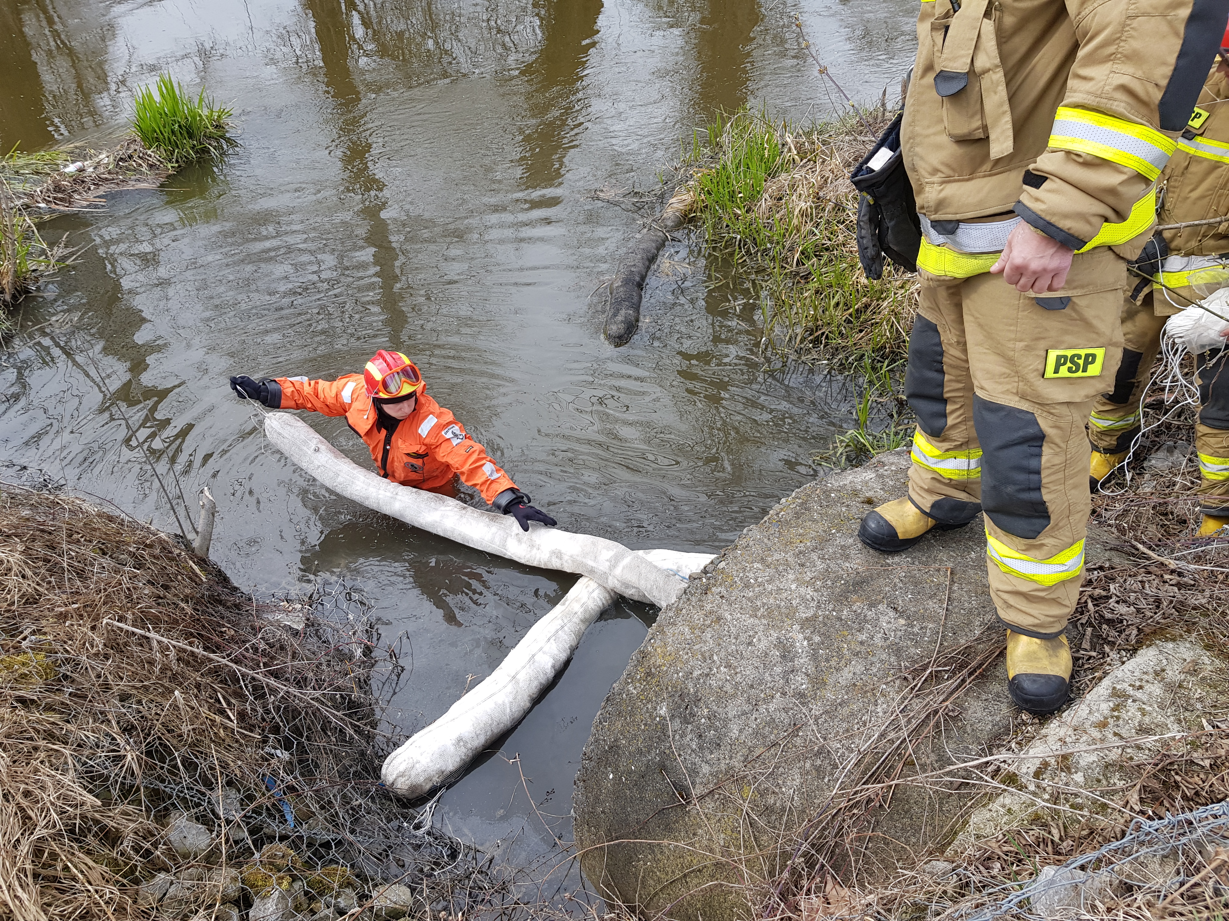 Z kanału burzowego do Bystrzycy płynęła substancja ropopochodna, interweniowali strażacy (zdjęcia)