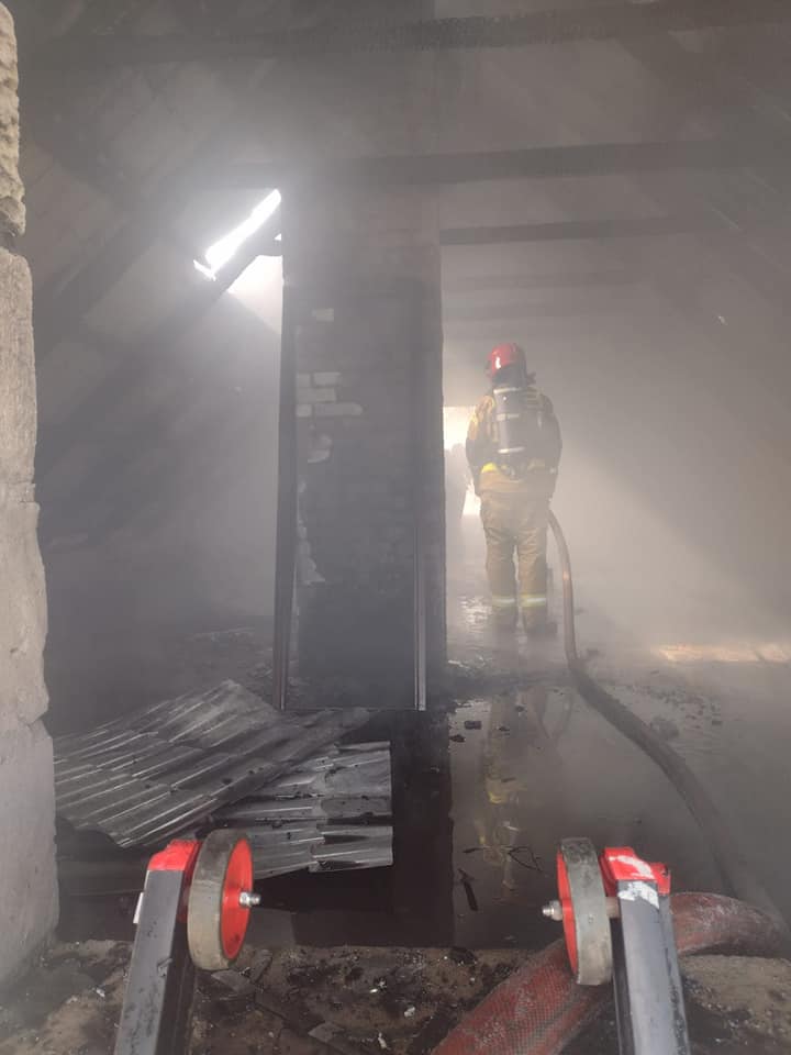 Pożar budynku gospodarczego. Pięć zastępów straży pożarnej w akcji gaśniczej (zdjęcia)