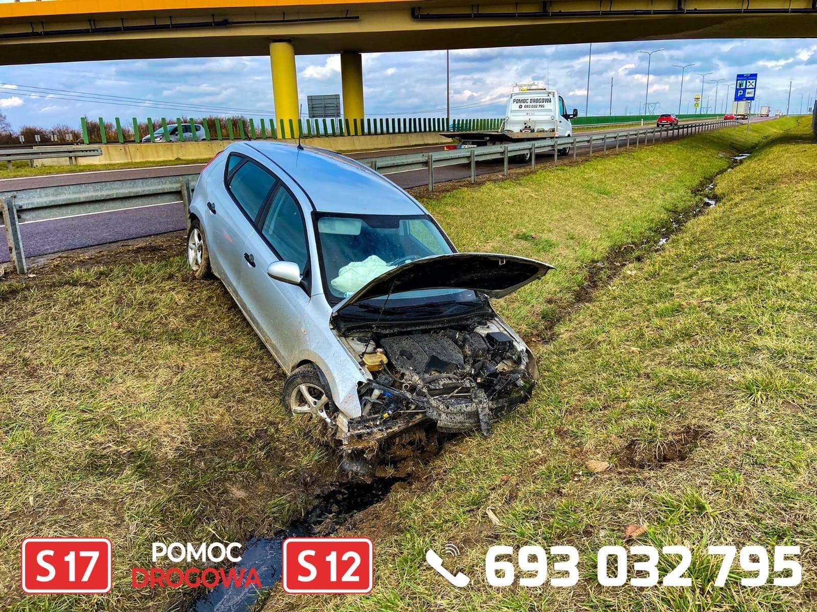 Pojazd osobowy wypadł z drogi na S12. Jedna osoba poszkodowana (zdjęcia)