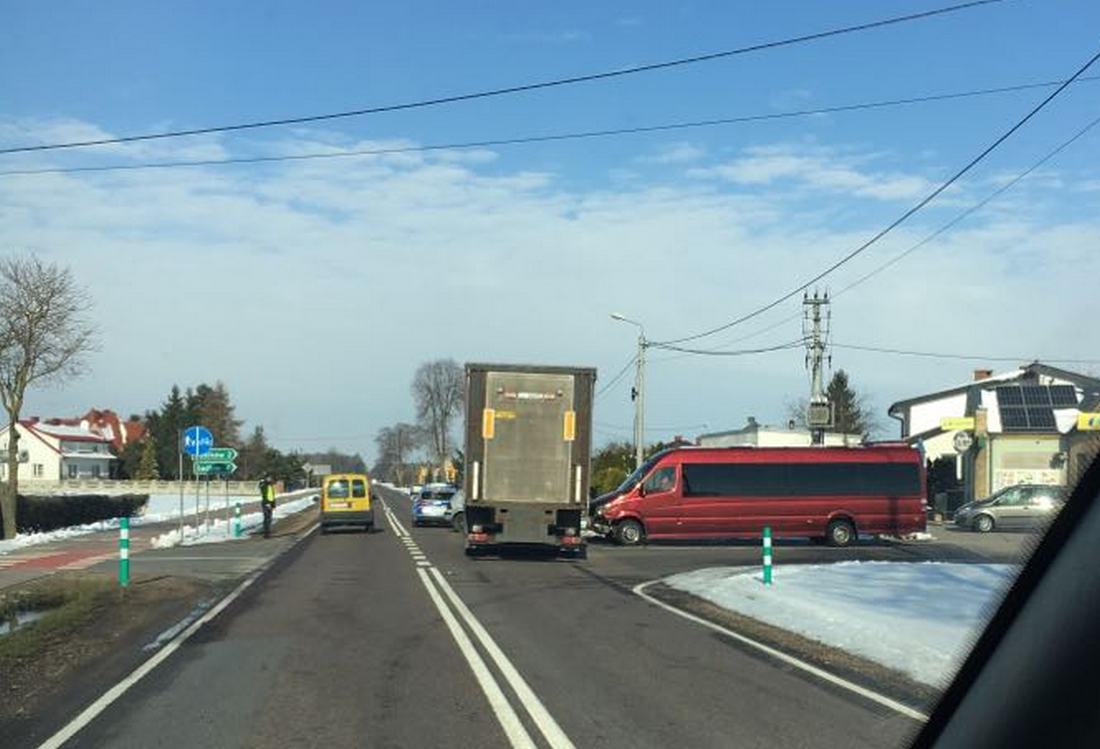 Wypadek na drodze krajowej nr 63. Zderzenie ciężarówki z osobówką na trasie Radzyń Podlaski – Łuków (zdjęcia)