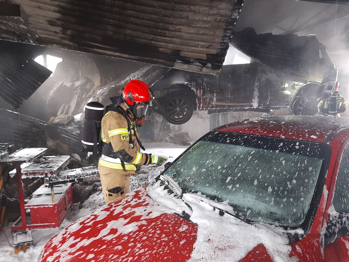Pożar w budynku warsztatu. Wstępne straty to 150 tys. złotych (zdjęcia)