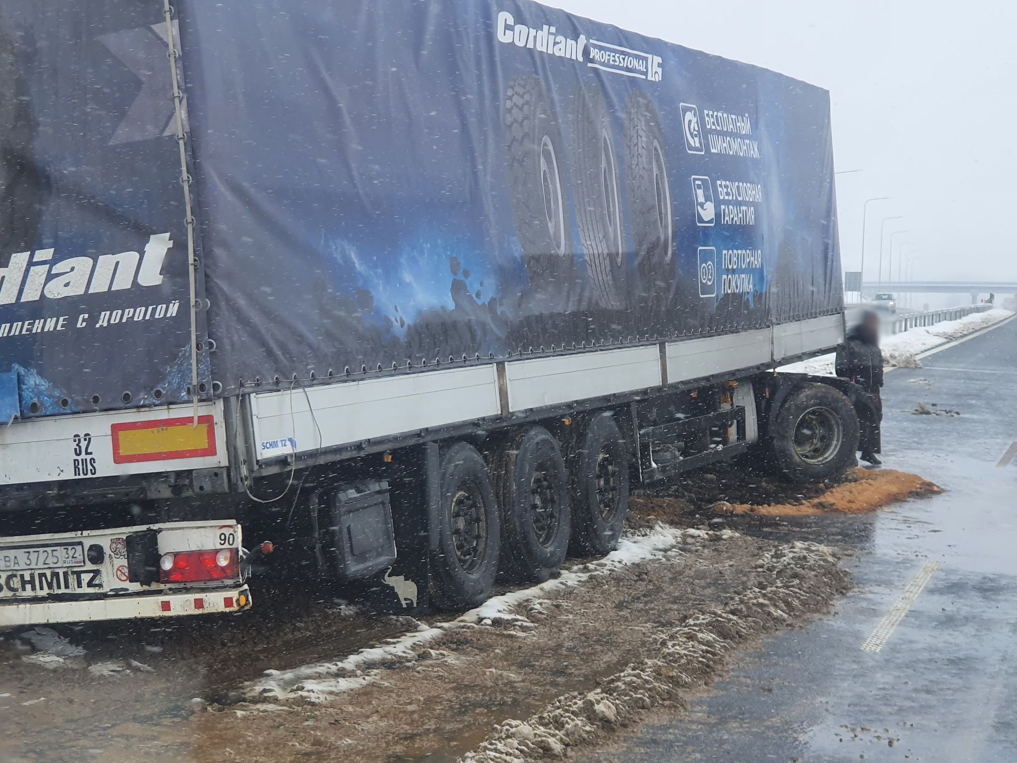 Pojazd ciężarowy wypadł z drogi na S19. Utrudnienia z przejazdem na jednym pasie ruchu (zdjęcia)