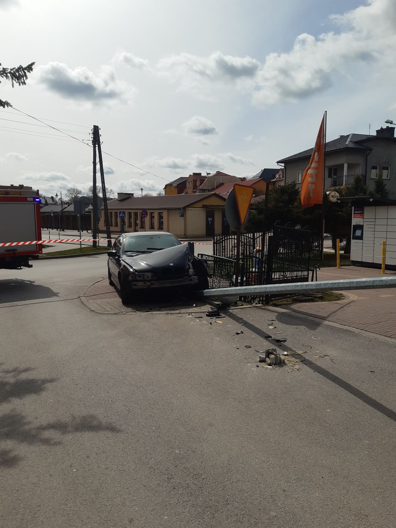 BMW uderzyło w ogrodzenie i latarnię (zdjęcia)