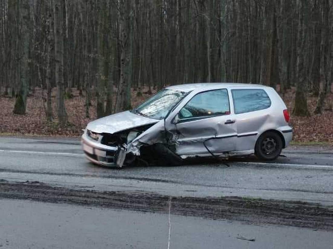 Poranny wypadek na ul. Osmolickiej. Trwa ustalanie, kto zjechał na przeciwległy pas ruchu (zdjęcia)