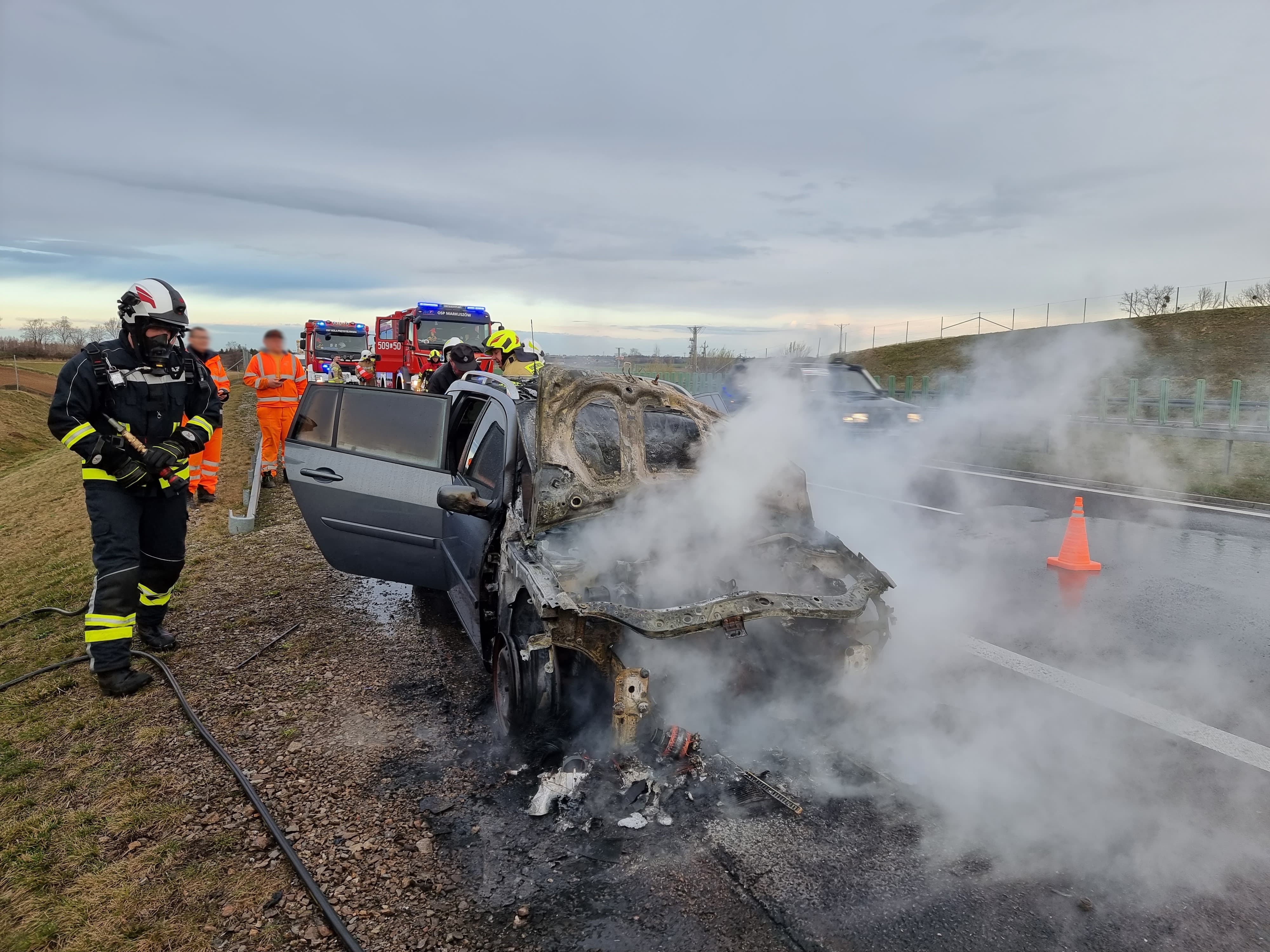 Pożar samochodu osobowego na trasie S12 (zdjęcia)