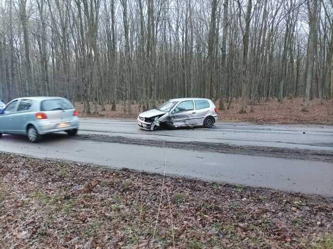 Poranny wypadek na ul. Osmolickiej. Trwa ustalanie, kto zjechał na przeciwległy pas ruchu (zdjęcia)