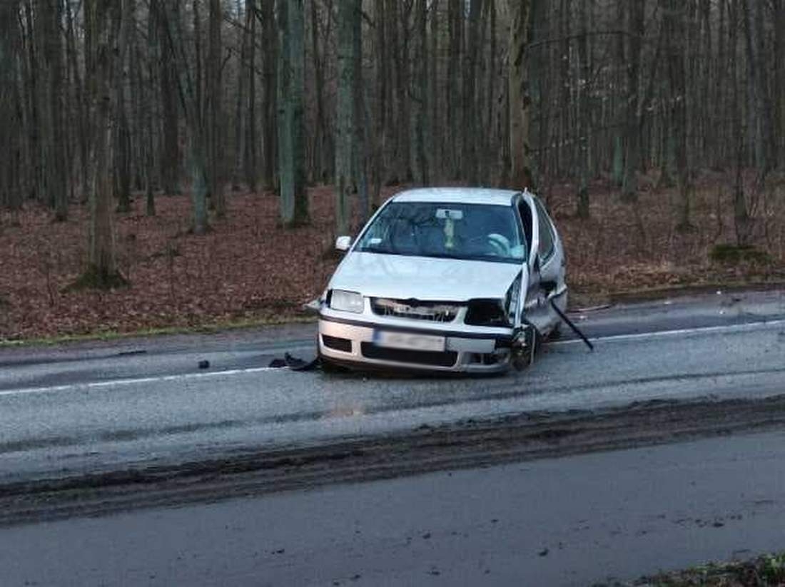 Poranny wypadek na ul. Osmolickiej. Trwa ustalanie, kto zjechał na przeciwległy pas ruchu (zdjęcia)