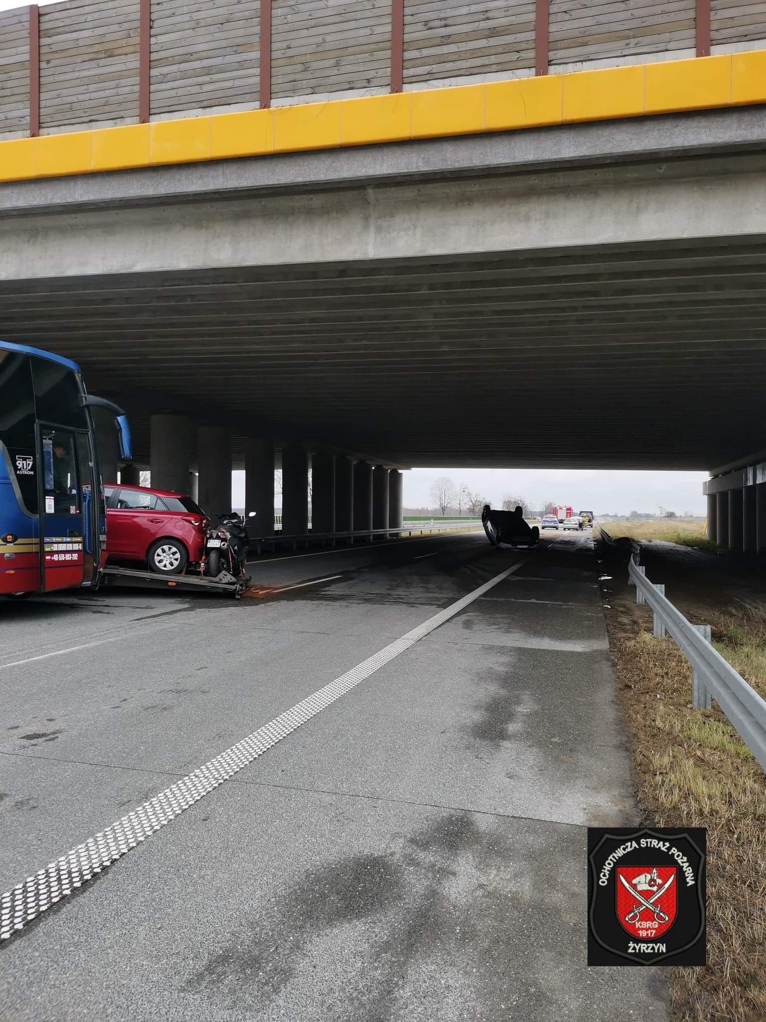 Zderzenie pojazdów na drodze S17, zablokowana jezdnia w kierunku Lublina (zdjęcia)