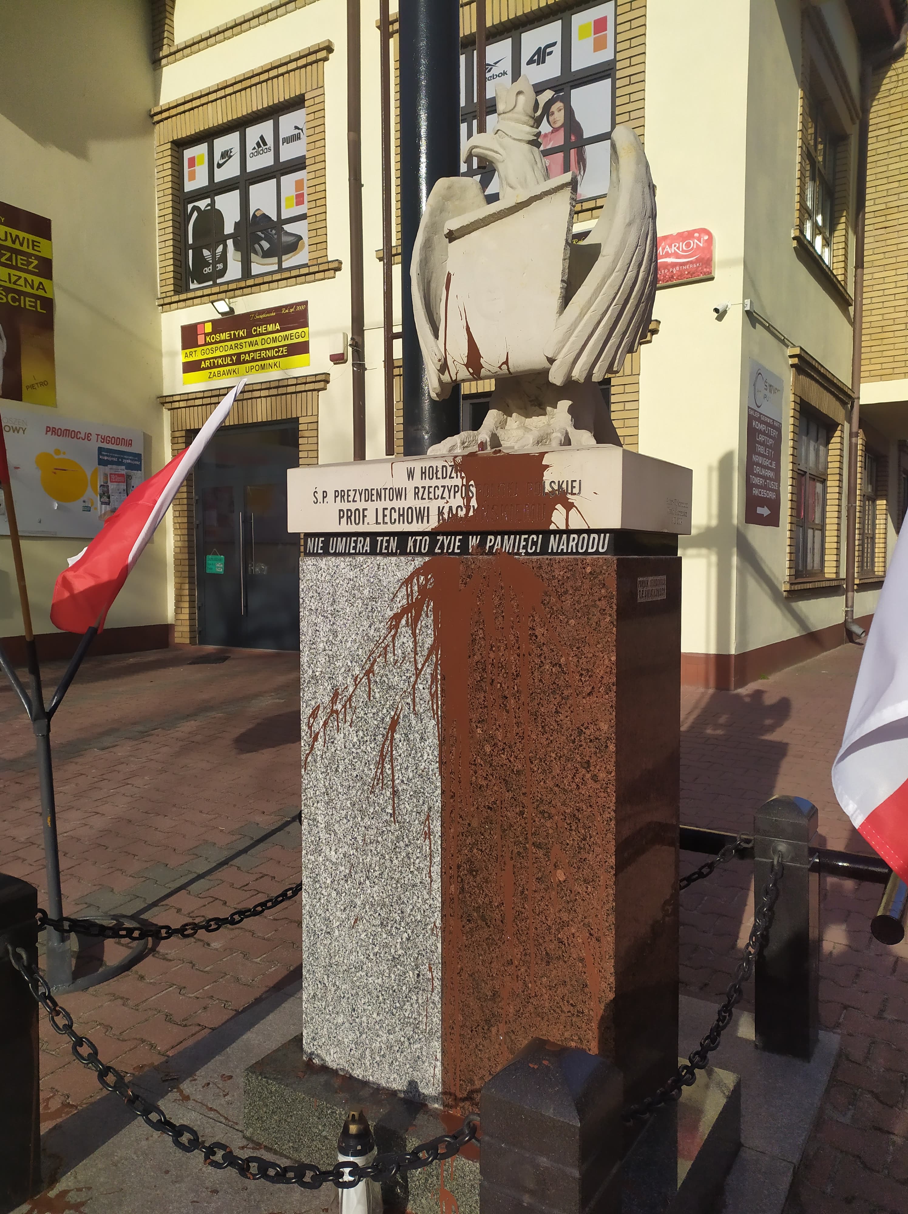 Dewastacja tuż przed rocznicą. Nieznany sprawca oblał farbą pomnik śp. Prezydenta RP Lecha Kaczyńskiego (zdjęcia)