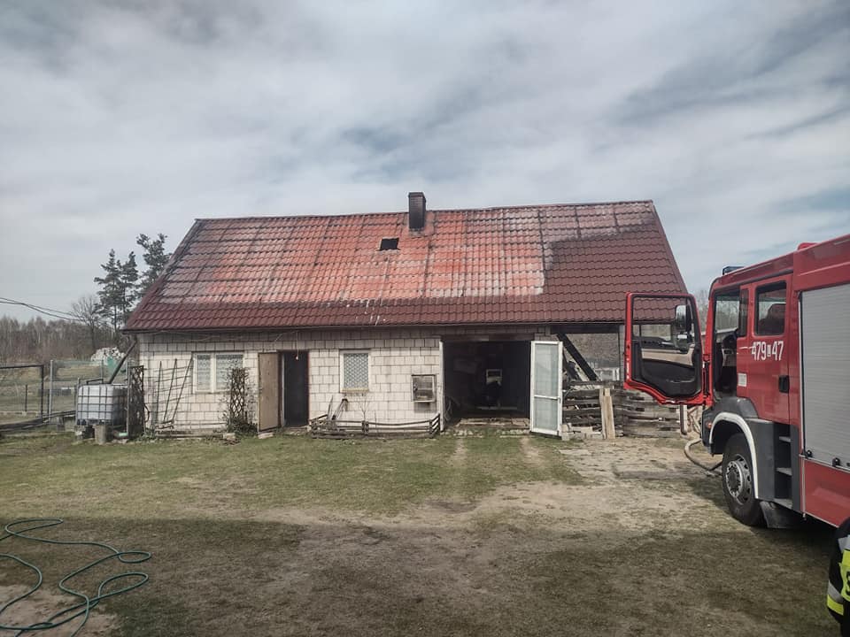 Pożar budynku gospodarczego. Pięć zastępów straży pożarnej w akcji gaśniczej (zdjęcia)