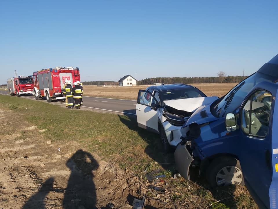 Dwie osoby poszkodowane po czołowym zderzeniu dwóch pojazdów (zdjęcia)