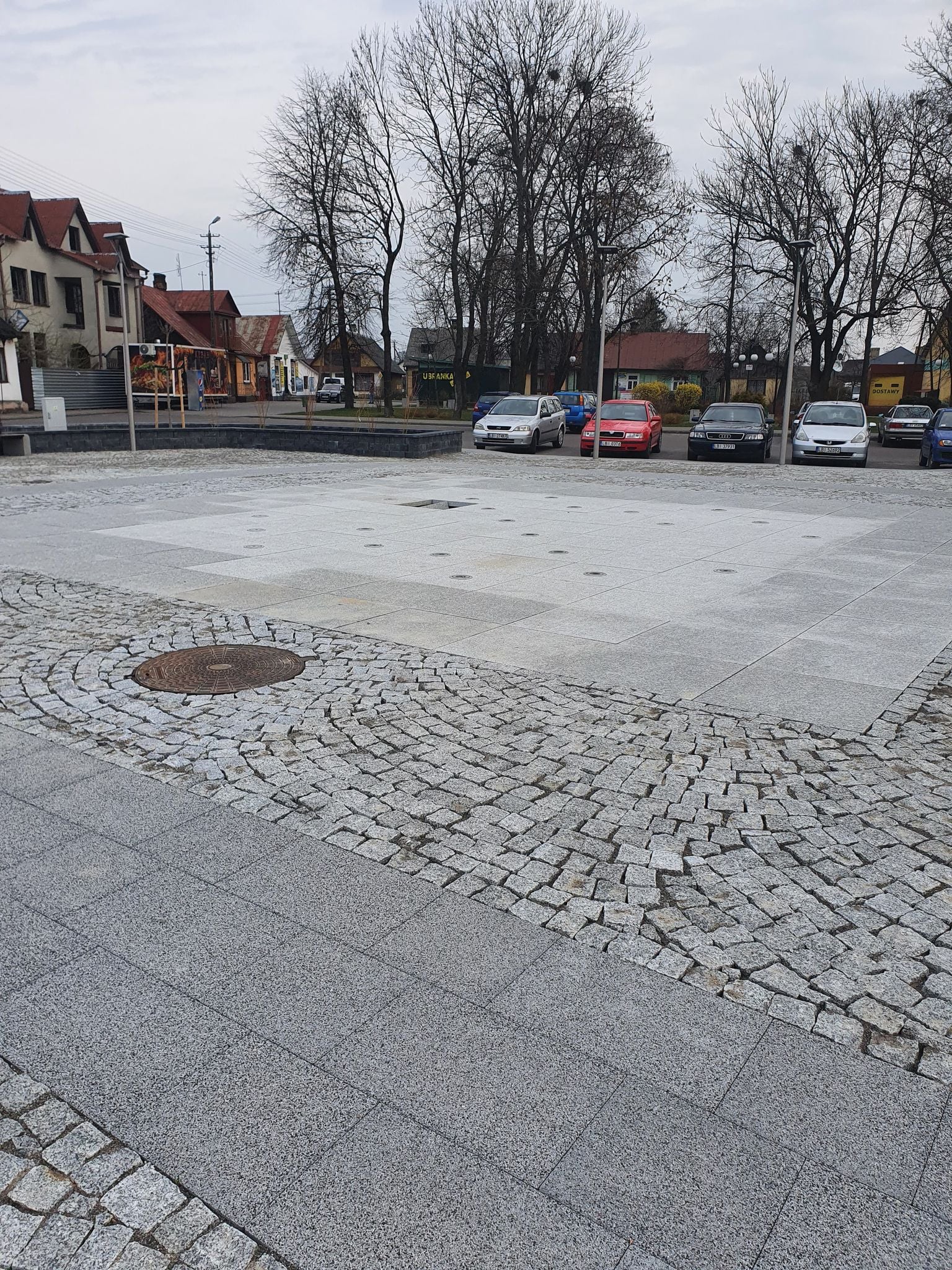 Wjechał na fontannę samochodem, jedna z płyt pękła. Jest nagranie i apel Urzędu Gminy (zdjęcia)