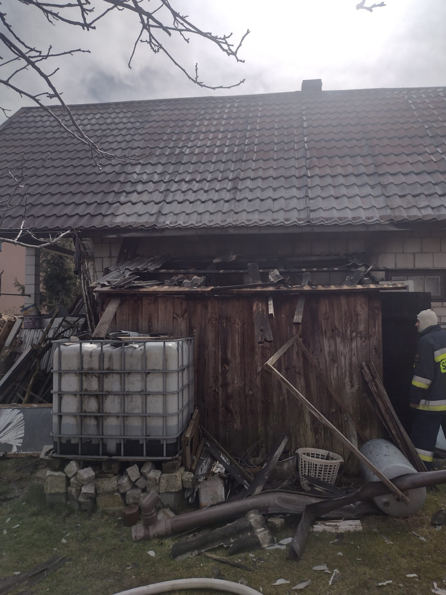 Pożar budynku gospodarczego. Pięć zastępów straży pożarnej w akcji gaśniczej (zdjęcia)