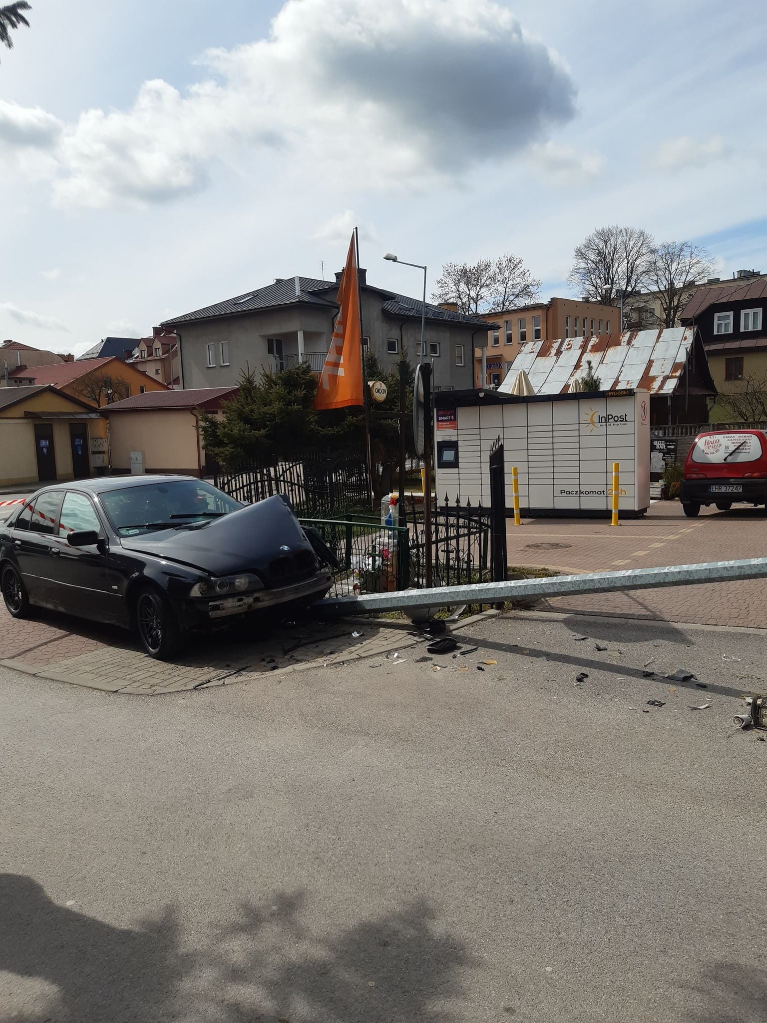 BMW uderzyło w ogrodzenie i latarnię (zdjęcia)