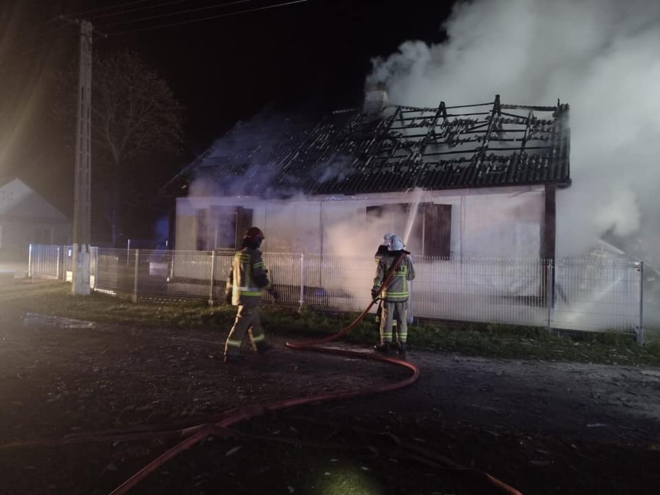 Tragiczny pożar budynku mieszkalnego. Z ogniem walczyło osiem zastępów straży pożarnej (zdjęcia)