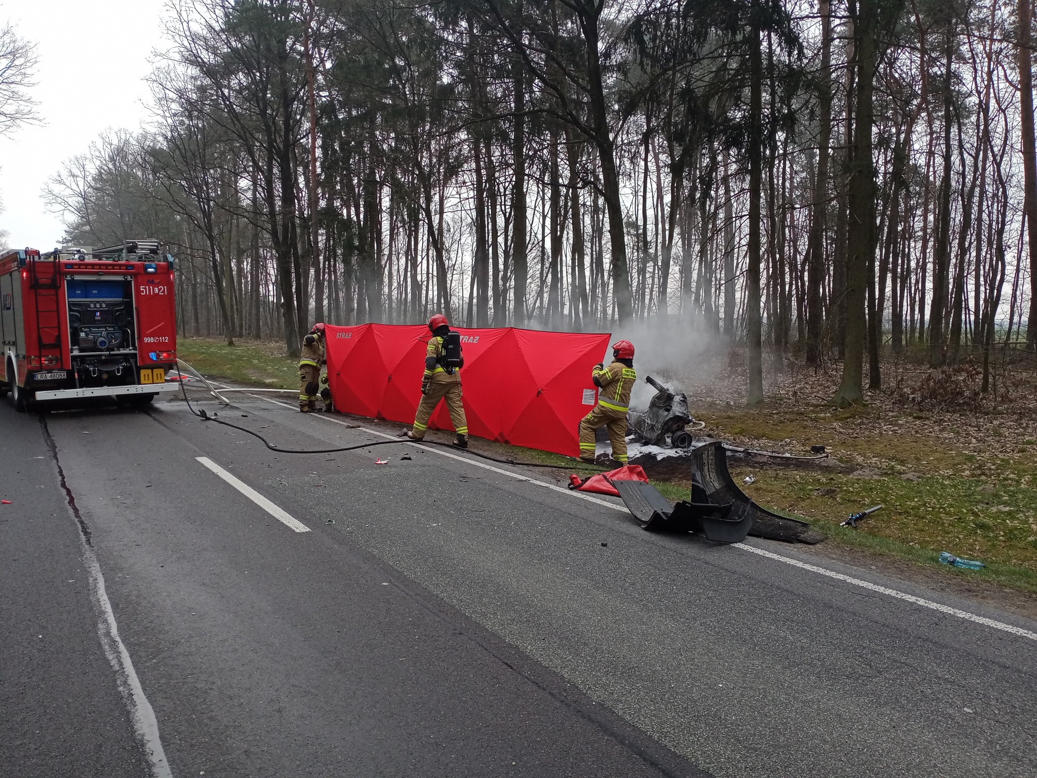 Policjanci ustalają tożsamość ofiary wypadku na drodze krajowej nr 63 (zdjęcia)