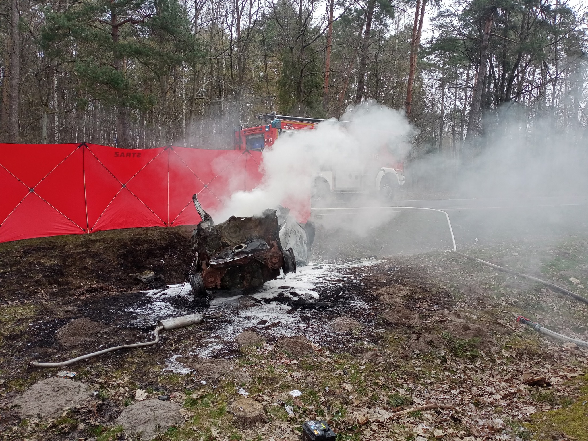 Policjanci ustalają tożsamość ofiary wypadku na drodze krajowej nr 63 (zdjęcia)