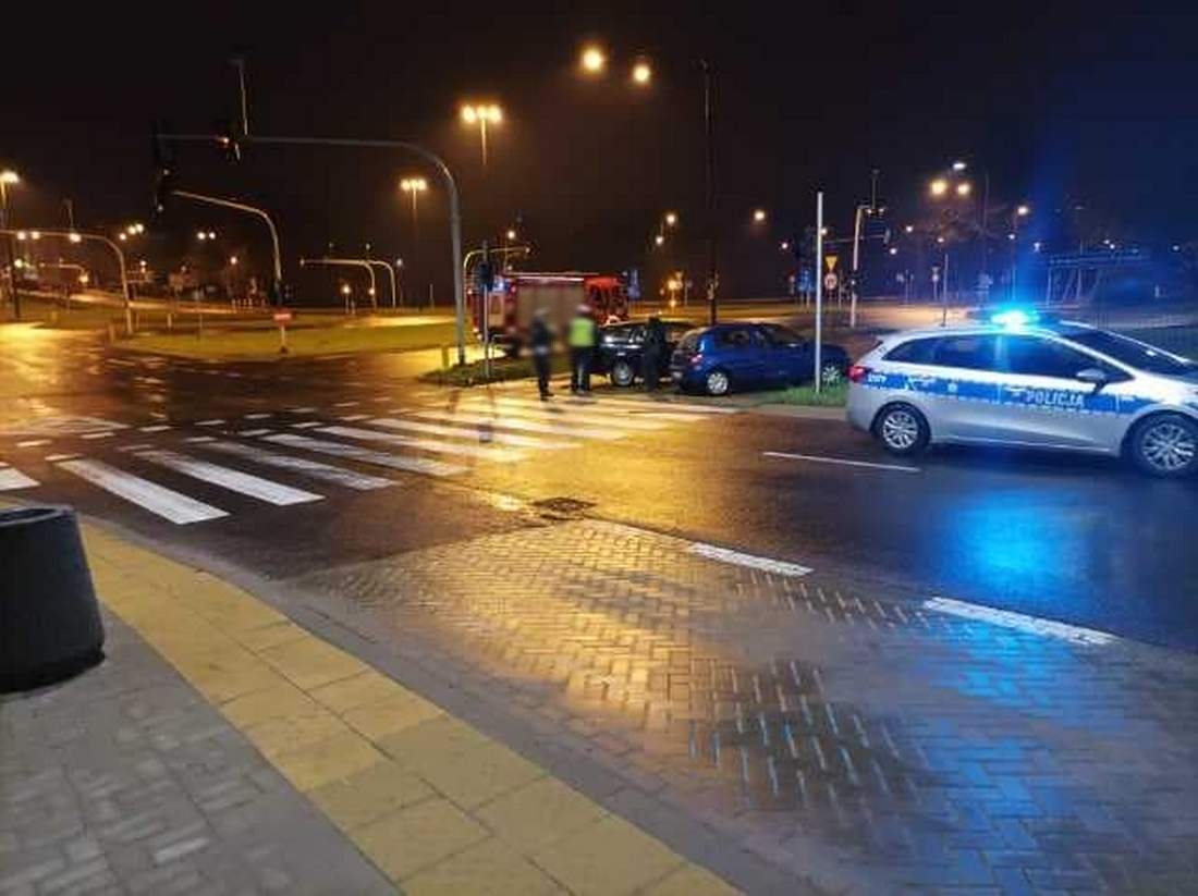 Nocne zderzenie dwóch pojazdów na skrzyżowaniu w Lublinie (zdjęcia)