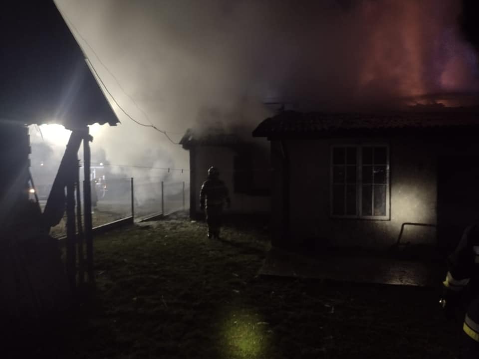 Tragiczny pożar budynku mieszkalnego. Z ogniem walczyło osiem zastępów straży pożarnej (zdjęcia)