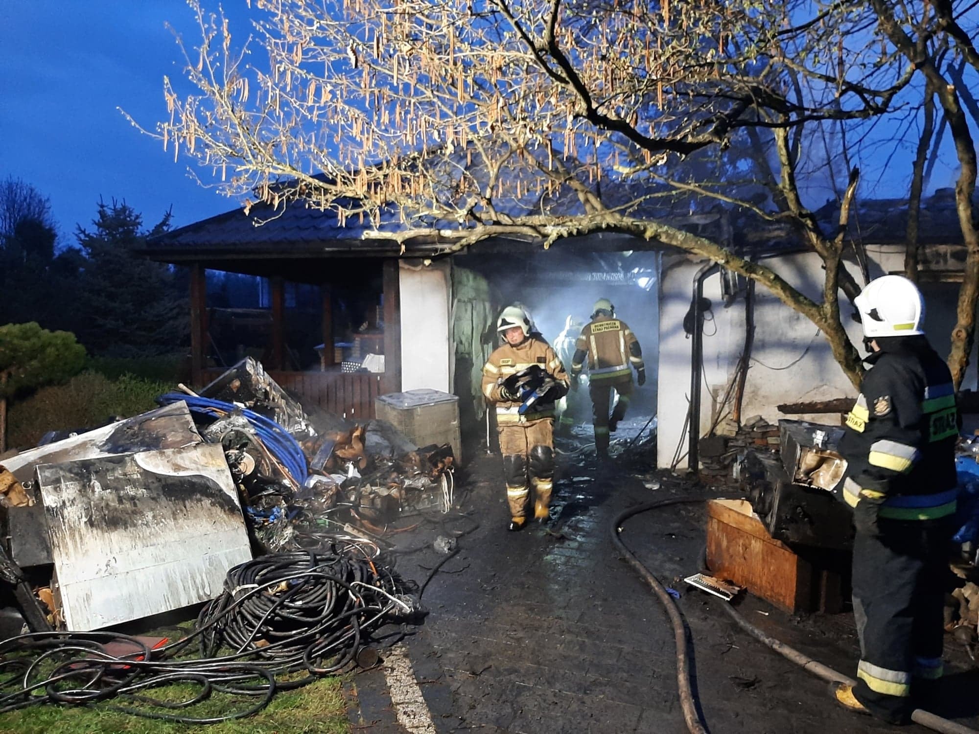 Strażacy walczyli z pożarem budynku gospodarczego. W środku znajdowały się butle z gazami (zdjęcia)