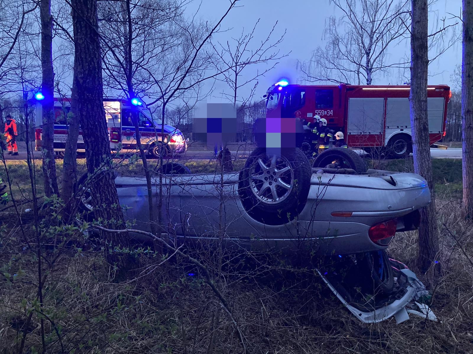 Chciał się pochwalić jaguarem, przejażdżkę zakończył dachowaniem. Miał prawie 4 promile (zdjęcia)