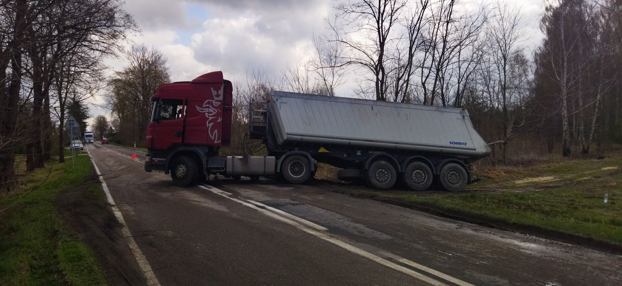 Pojazd ciężarowy blokuje częściowo drogę wojewódzką. Przejazd tylko dla osobówek (zdjęcia)