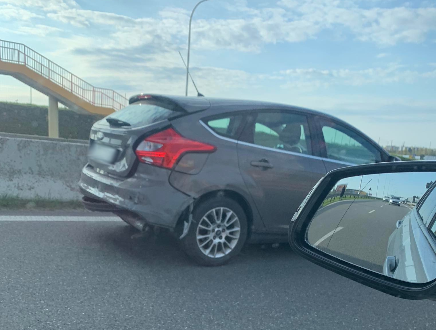 Zderzenie trzech pojazdów na wjeździe do Lublina. Jedna osoba w szpitalu, duże utrudnienia w ruchu (zdjęcia)