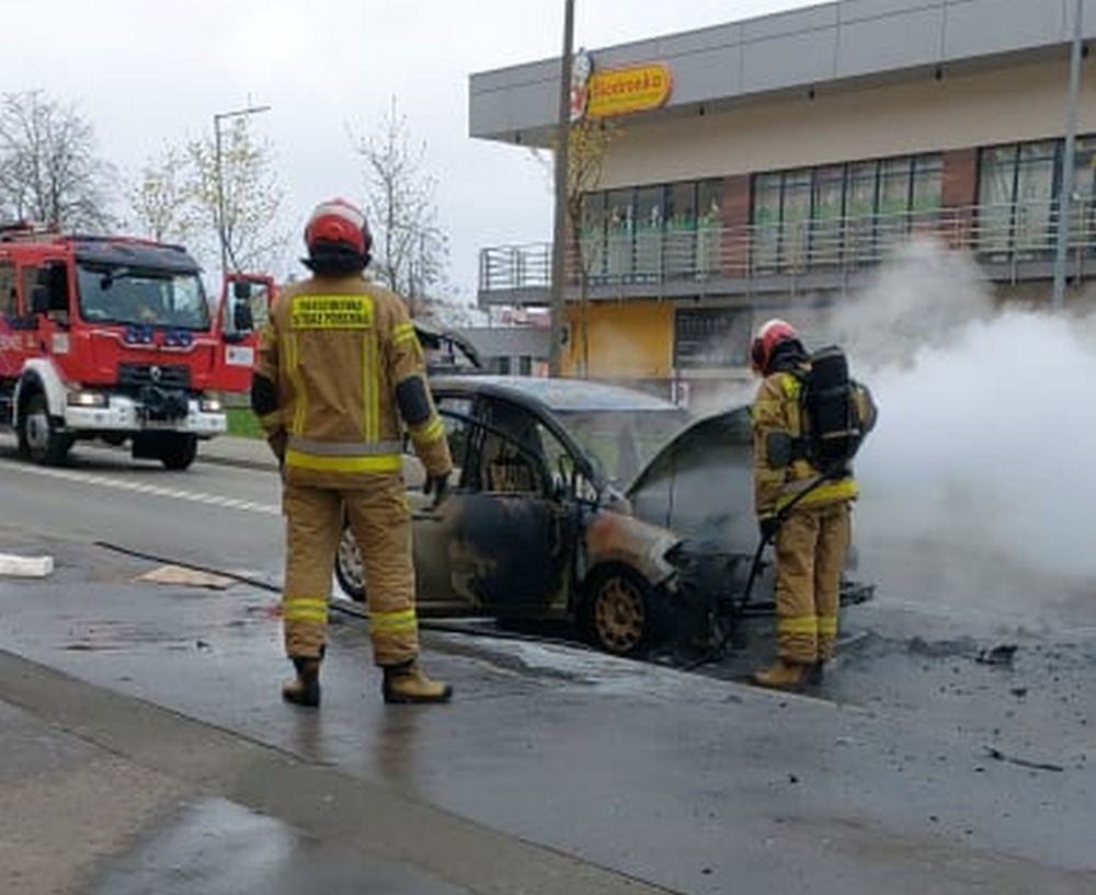 Na jednej z ulic Lublina doszczętnie spłonęło auto osobowe (zdjęcia, wideo)
