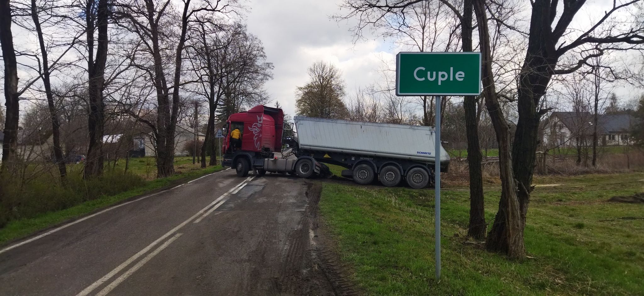 Pojazd ciężarowy blokuje częściowo drogę wojewódzką. Przejazd tylko dla osobówek (zdjęcia)