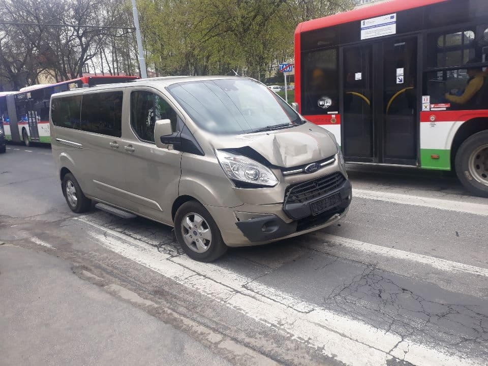 Zderzenie pojazdów przed przejściem dla pieszych. Utrudnienia w ruchu na ul. Nadbystrzyckiej (zdjęcia)