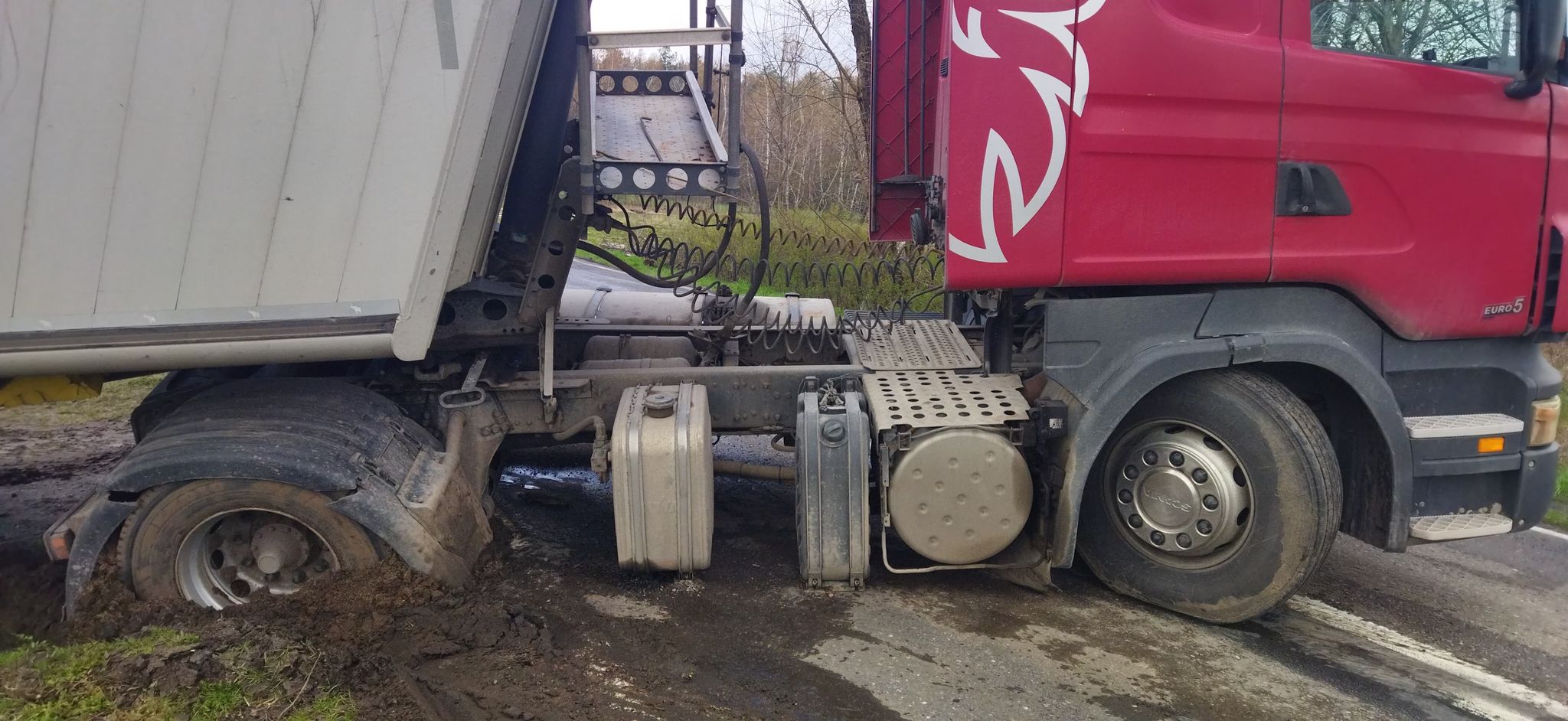 Pojazd ciężarowy blokuje częściowo drogę wojewódzką. Przejazd tylko dla osobówek (zdjęcia)