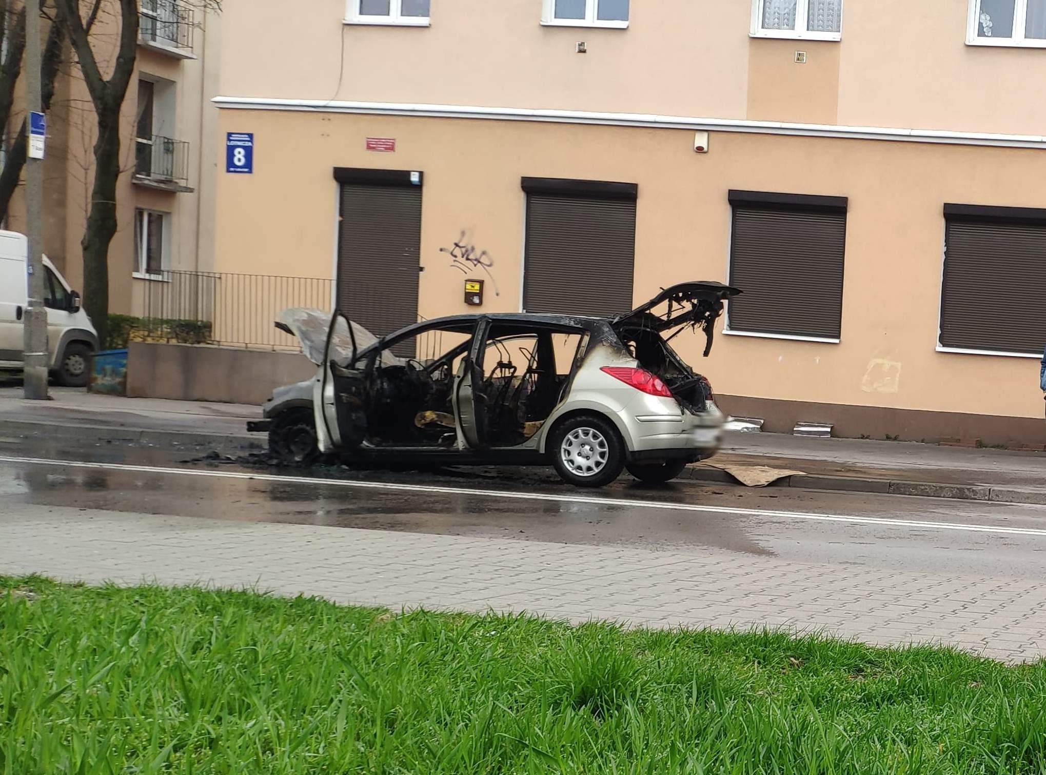 Na jednej z ulic Lublina doszczętnie spłonęło auto osobowe (zdjęcia, wideo)