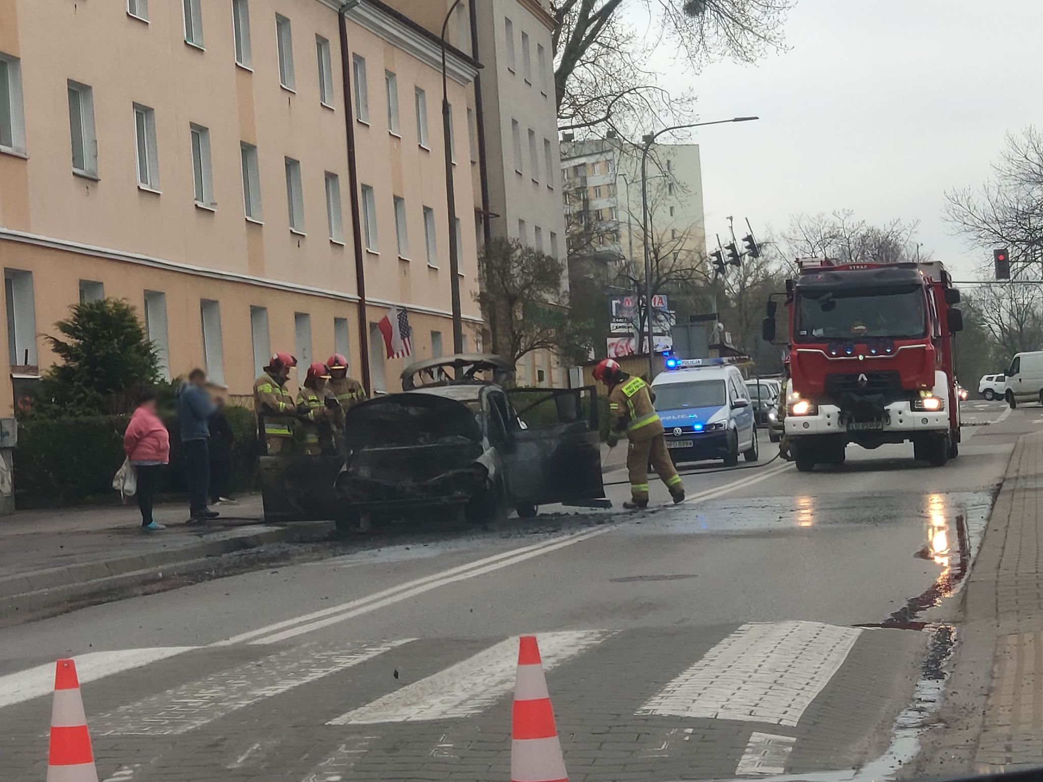 Na jednej z ulic Lublina doszczętnie spłonęło auto osobowe (zdjęcia, wideo)