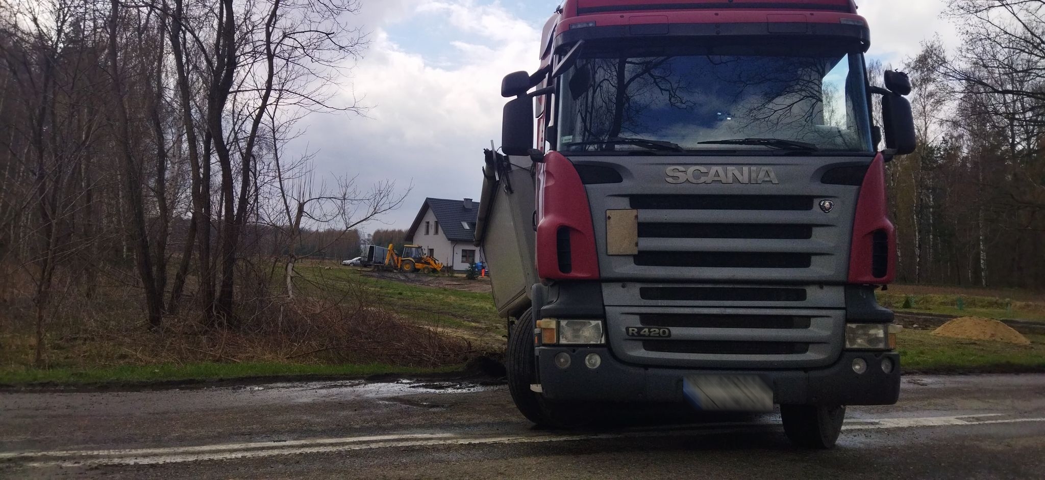 Pojazd ciężarowy blokuje częściowo drogę wojewódzką. Przejazd tylko dla osobówek (zdjęcia)