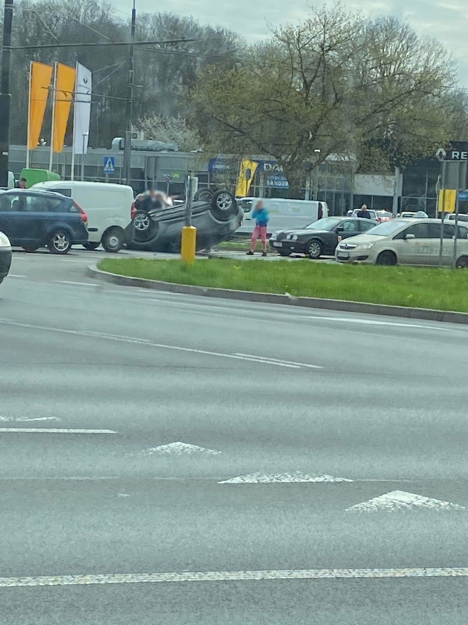 Zderzenie dwóch pojazdów i dachowanie na skrzyżowaniu w Lublinie. Są duże utrudnienia w ruchu (zdjęcia)