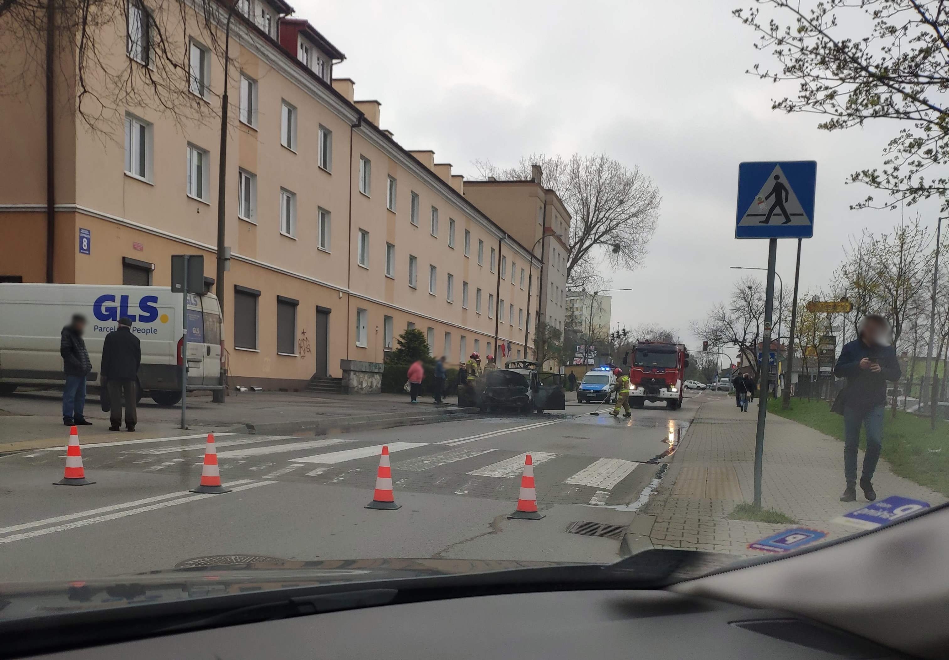 Na jednej z ulic Lublina doszczętnie spłonęło auto osobowe (zdjęcia, wideo)