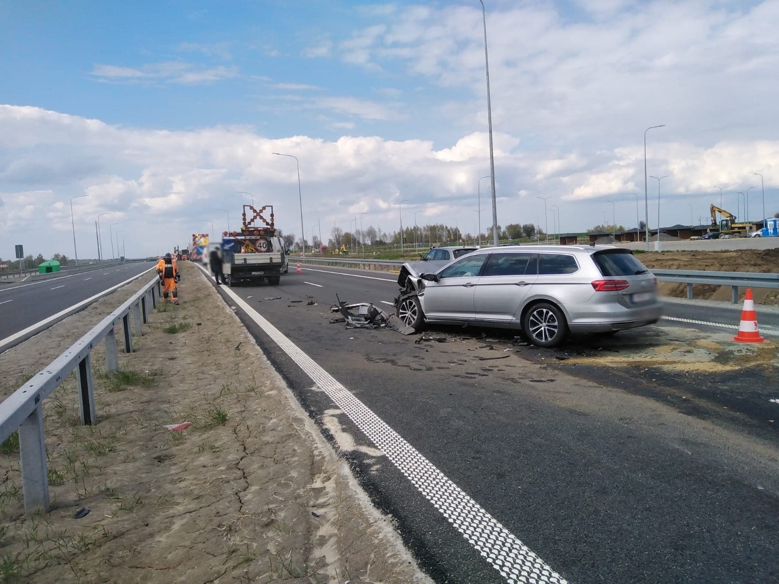 Groźny wypadek na drodze S19. Pojazd osobowy uderzył w samochód służby drogowej (zdjęcia)
