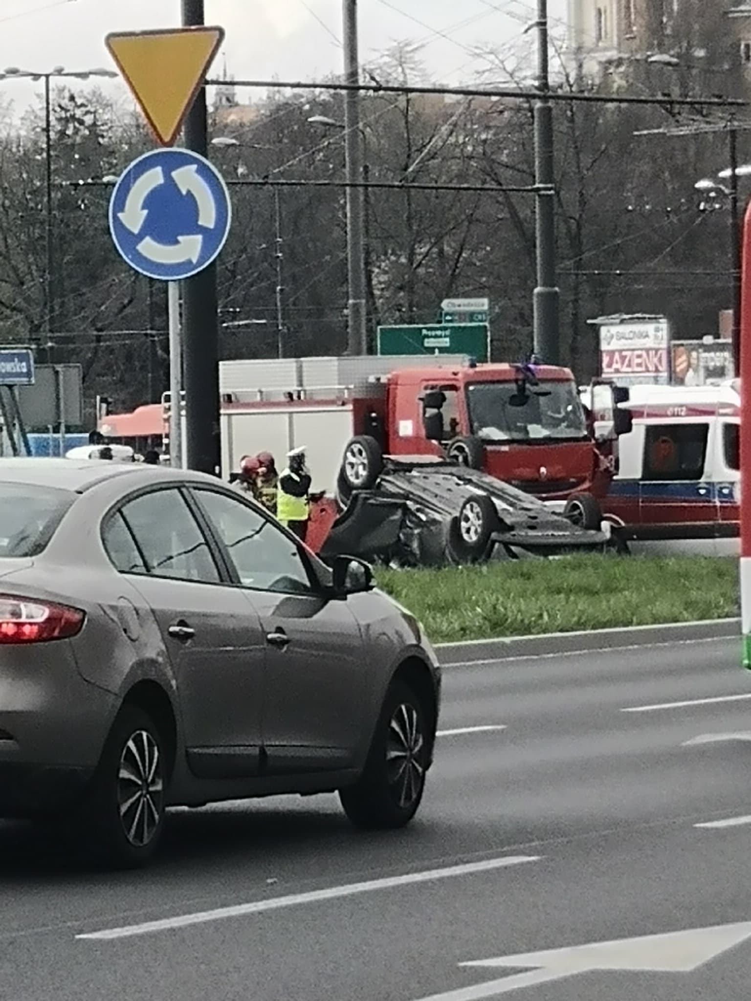 Zderzenie dwóch pojazdów i dachowanie na skrzyżowaniu w Lublinie. Są duże utrudnienia w ruchu (zdjęcia)