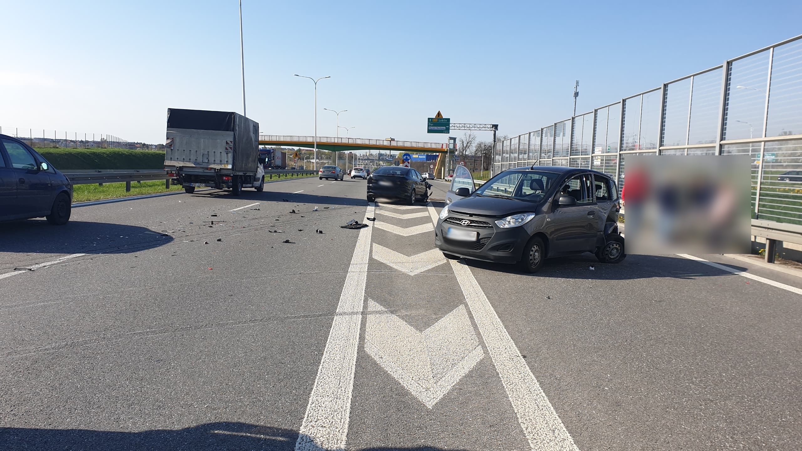 Zderzenie trzech pojazdów na wjeździe do Lublina. Jedna osoba w szpitalu, duże utrudnienia w ruchu (zdjęcia)