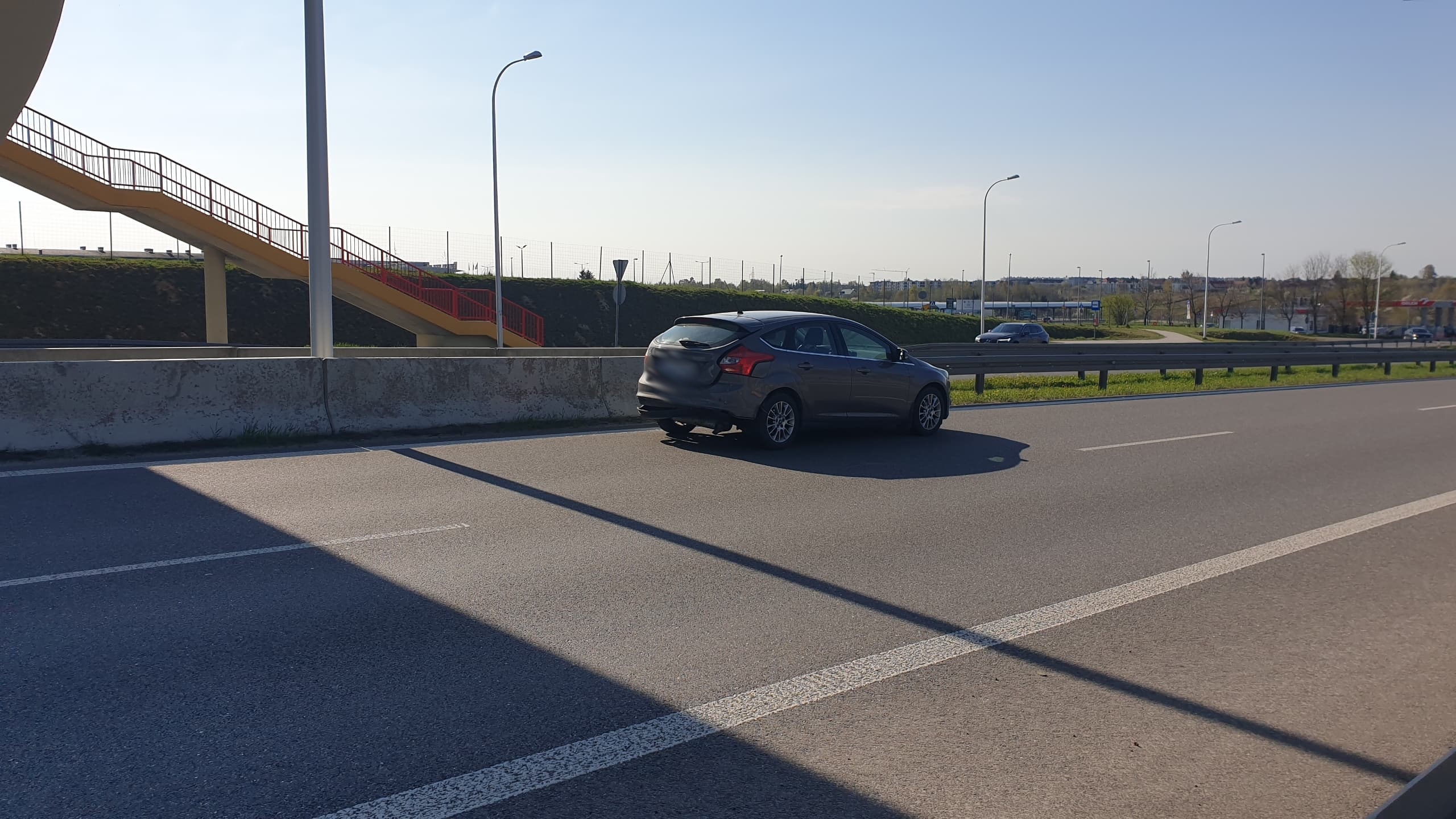 Zderzenie trzech pojazdów na wjeździe do Lublina. Jedna osoba w szpitalu, duże utrudnienia w ruchu (zdjęcia)