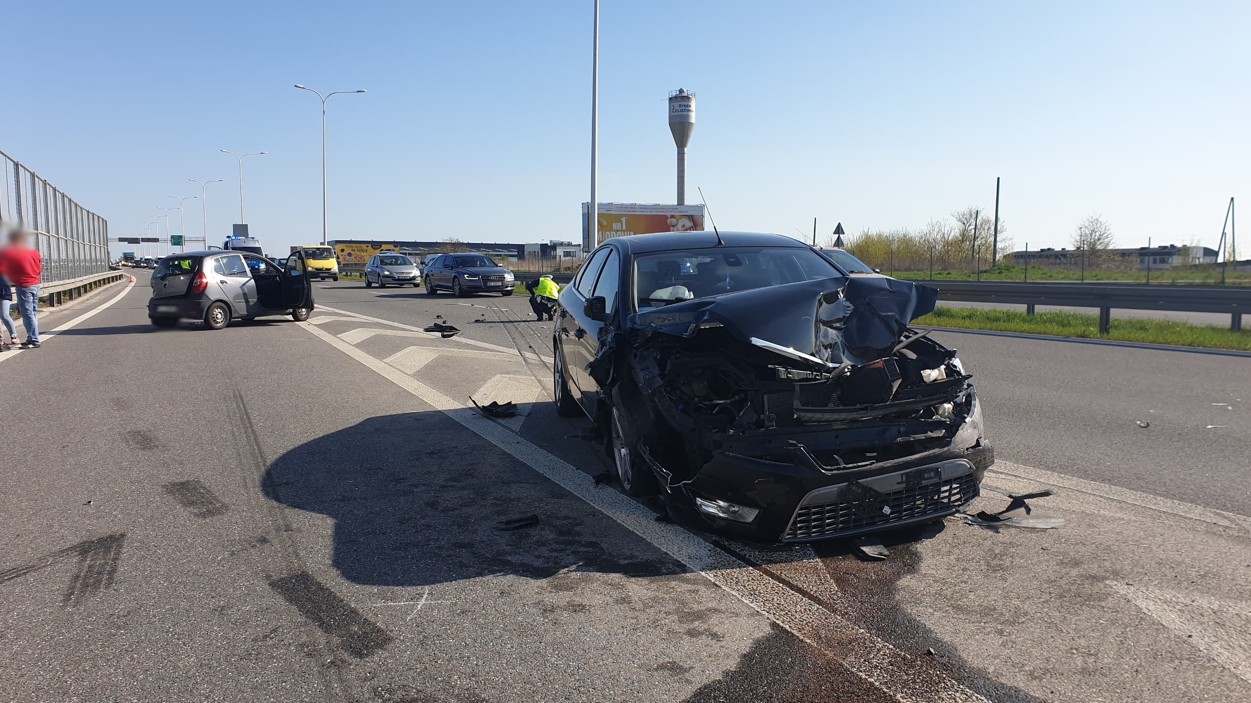 Zderzenie trzech pojazdów na wjeździe do Lublina. Jedna osoba w szpitalu, duże utrudnienia w ruchu (zdjęcia)