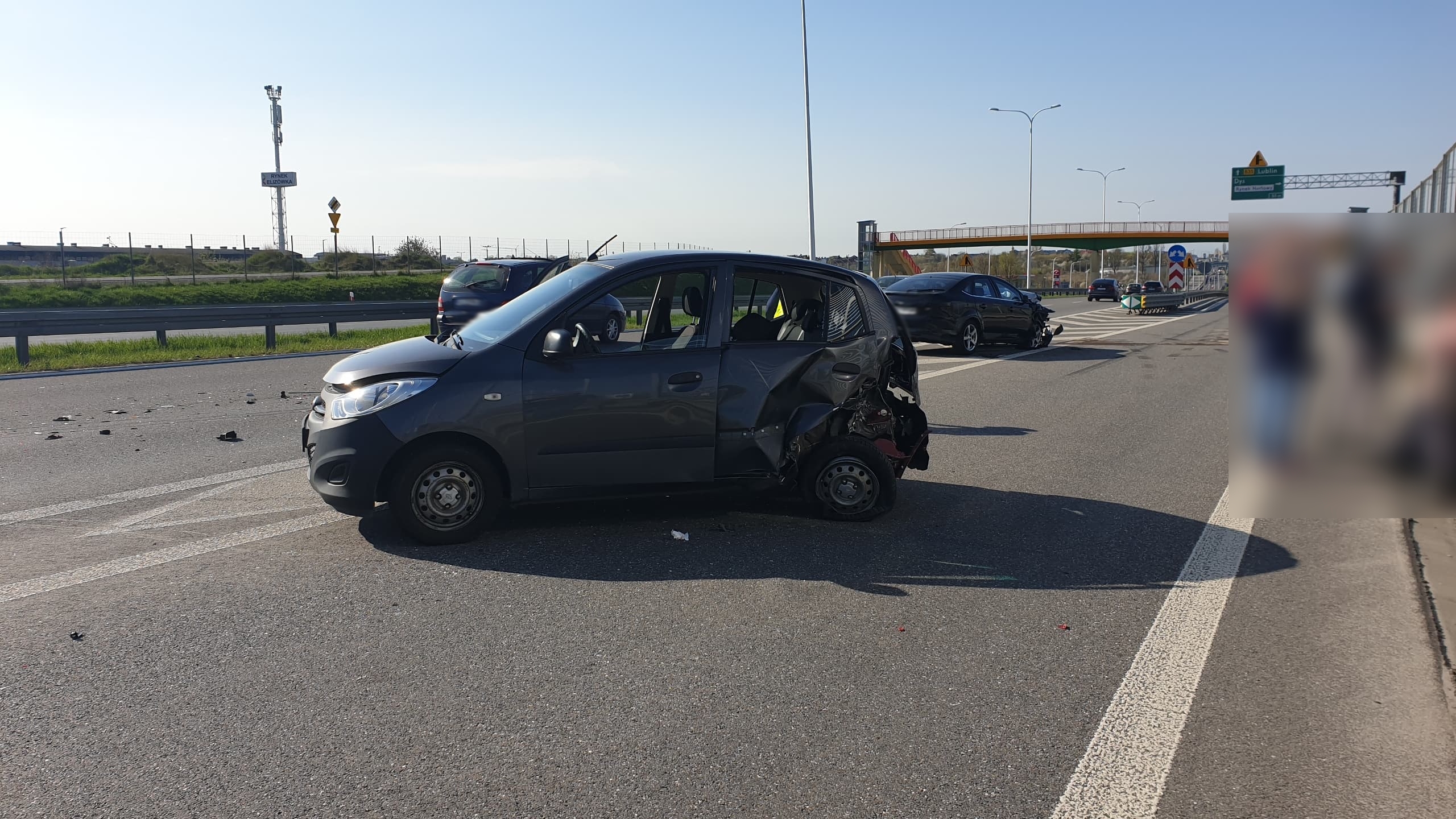 Zderzenie trzech pojazdów na wjeździe do Lublina. Jedna osoba w szpitalu, duże utrudnienia w ruchu (zdjęcia)