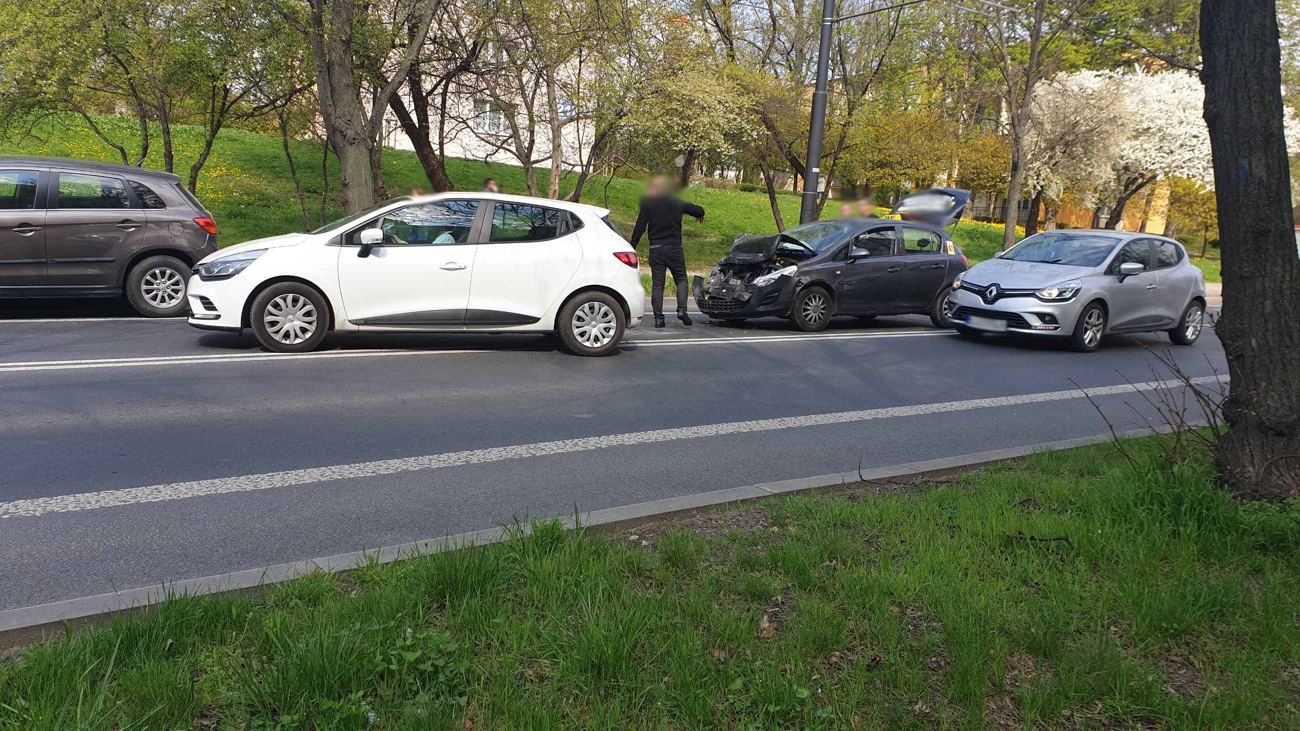 Zatrzymali się przed przejściem, kierowca opla nie wyhamował. Trzy pojazdy uszkodzone (zdjęcia)