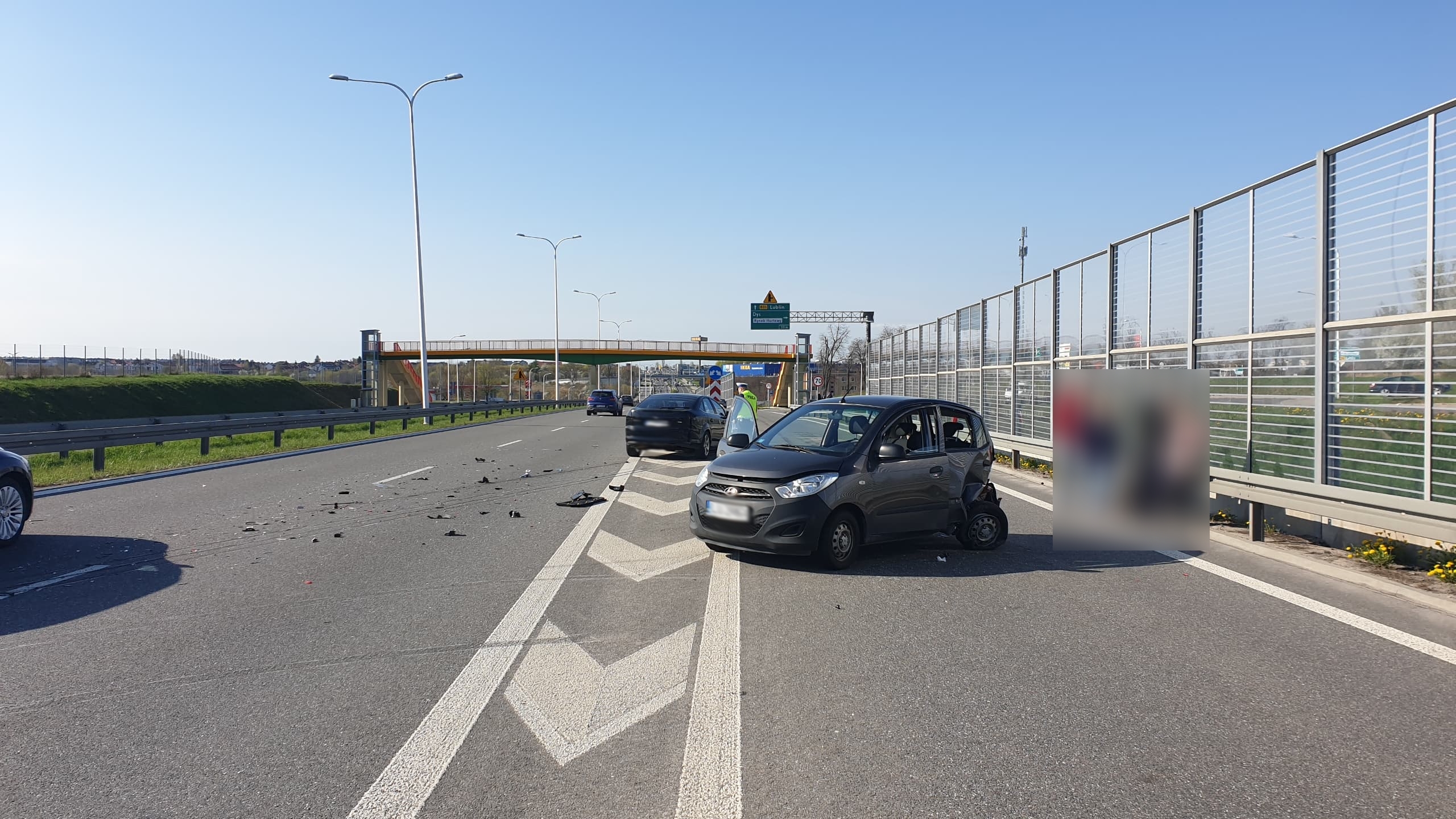 Zderzenie trzech pojazdów na wjeździe do Lublina. Jedna osoba w szpitalu, duże utrudnienia w ruchu (zdjęcia)