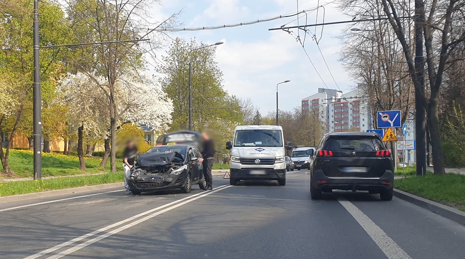 Zatrzymali się przed przejściem, kierowca opla nie wyhamował. Trzy pojazdy uszkodzone (zdjęcia)