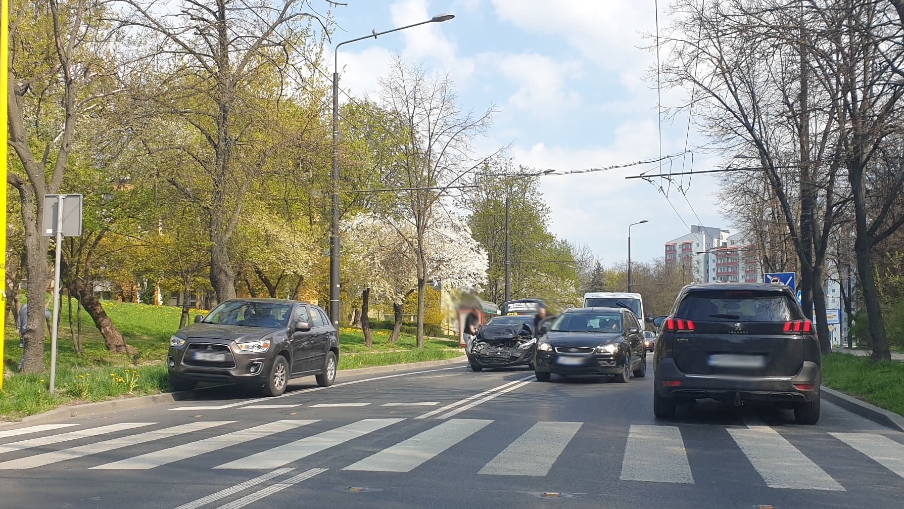 Zatrzymali się przed przejściem, kierowca opla nie wyhamował. Trzy pojazdy uszkodzone (zdjęcia)